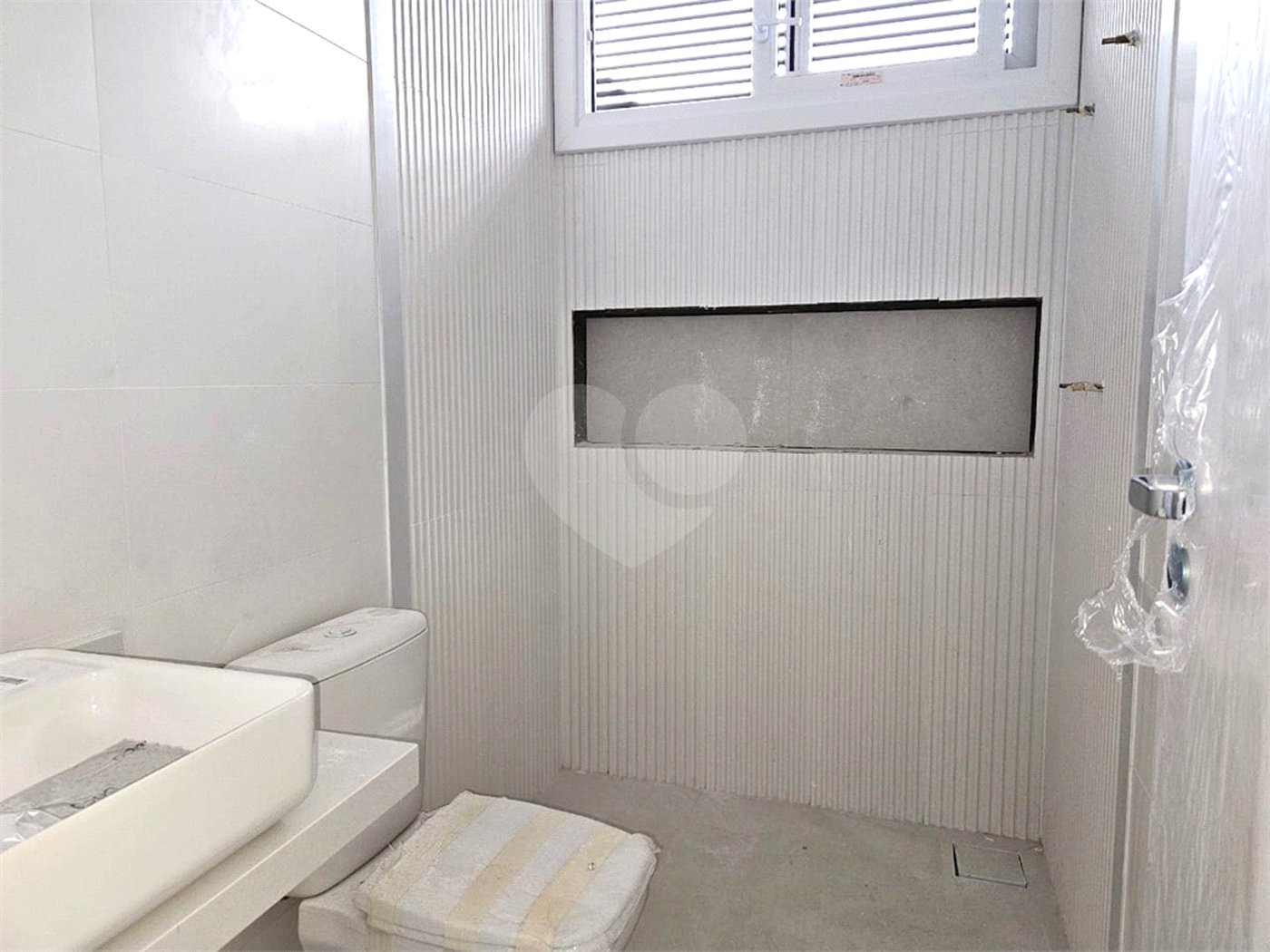 Casa à venda com 4 suítes no condomínio Venezia, São Paulo - SP