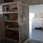 Linda casa no centro com 3 quartos.