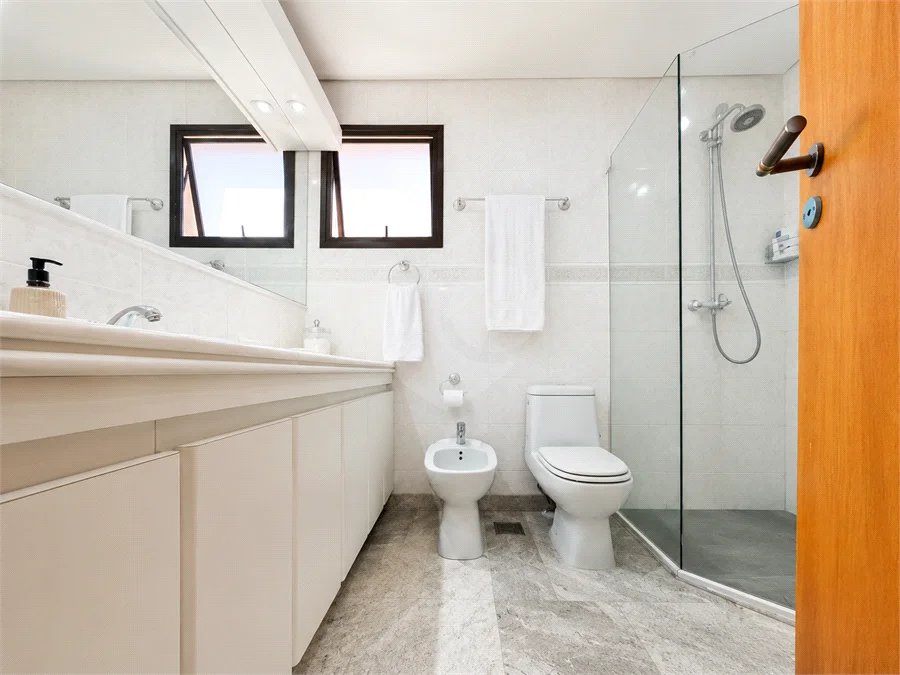 Apartamento de 184 m² em andar alto com 4 dormitórios e 3 vagas em Perdizes