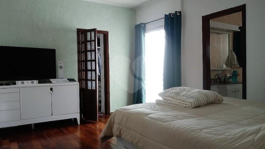 Sobrado à venda com 4 quartos, sendo 2 suítes, em Vila Nivi, São Paulo, SP