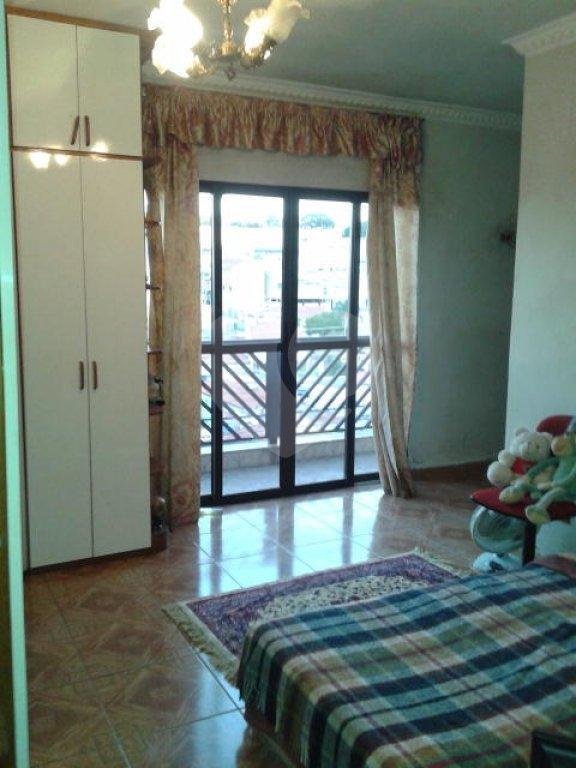 Sobrado à venda com 3 suítes em Vila Nivi, São Paulo, SP
