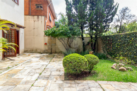 Casa à venda com 4 quartos, sendo 3 suítes,  no condomínio Vila das Flores, São Paulo - SP