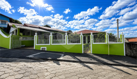 Casa à venda com 2 quartos, sendo 1 suíte,  no Centro, Sarapuí, SP