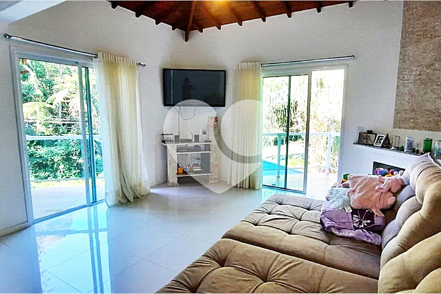 Casa à venda com 4 quartos, sendo 2 suítes,  no condomínio Sausalito, Mairiporã - SP