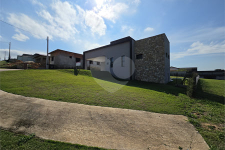 Casa à venda com 4 quartos, sendo 3 suítes, no condomínio Village Ipanema 2, Araçoiaba da Serra - SP