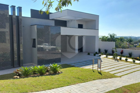 Casa à venda com 3 suítes no condomínio Shambala III, Atibaia - SP