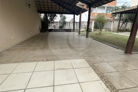 Casa à venda com 5 quartos, sendo 3 suítes, no condomínio Recanto das Palmeiras, Rio de Janeiro - RJ