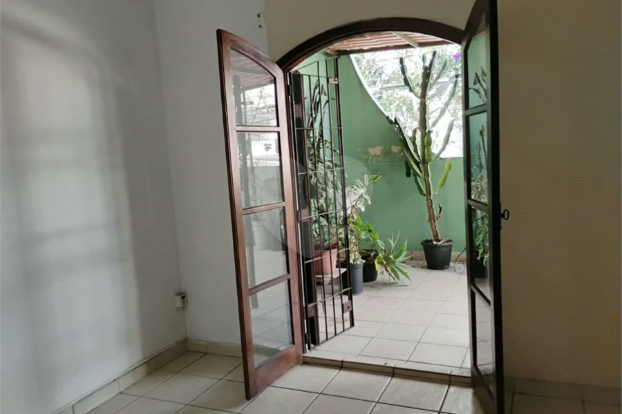 Vende-se sobrado de 3 andares na Vila Santa Catarina