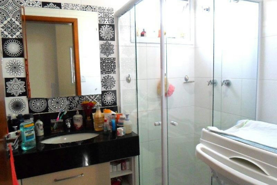 Casa à venda com 3 quartos, sendo 1 suíte, no condomínio Fernandes, São Paulo - SP