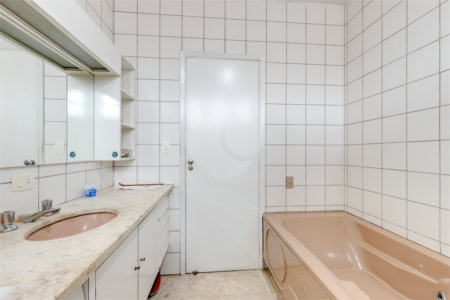 Casa Térrea à venda com 4 quartos, sendo 1 suíte, em Brooklin, São Paulo, SP