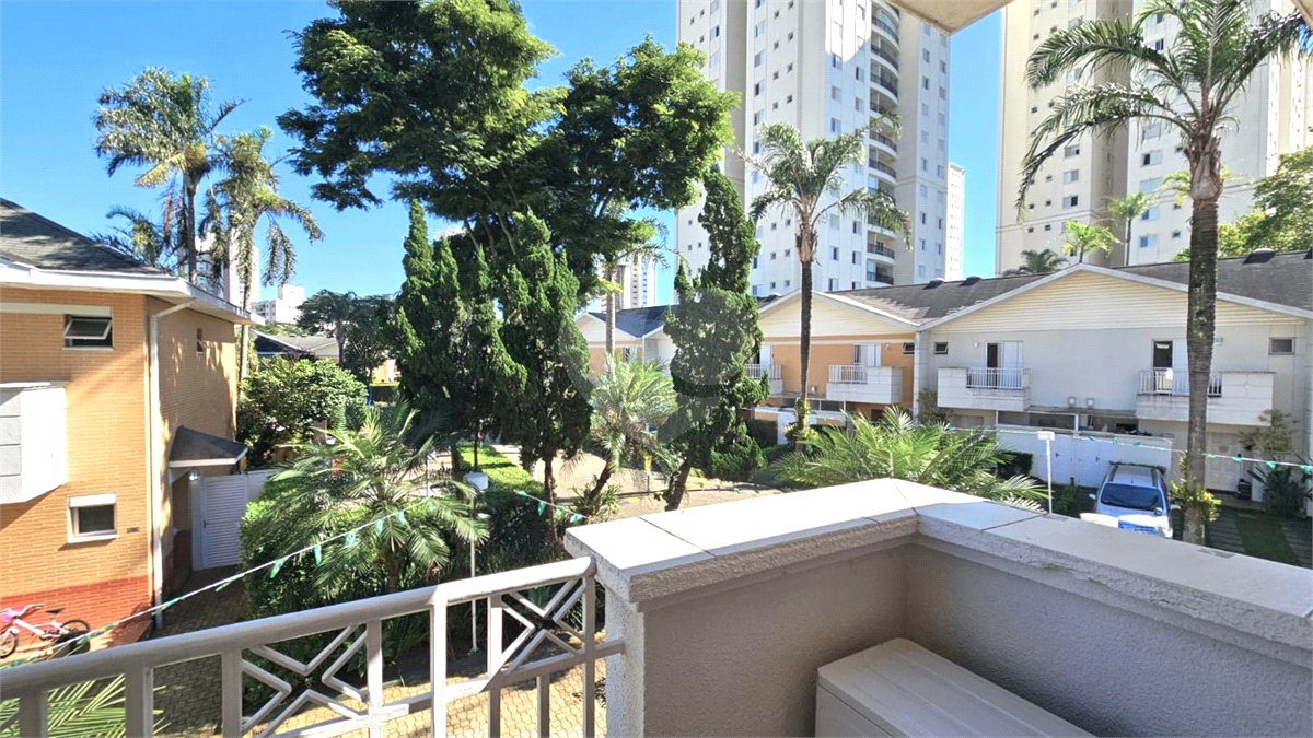 Casa à venda com 3 quartos, sendo 1 suíte, no condomínio Flora Park, São Paulo - SP