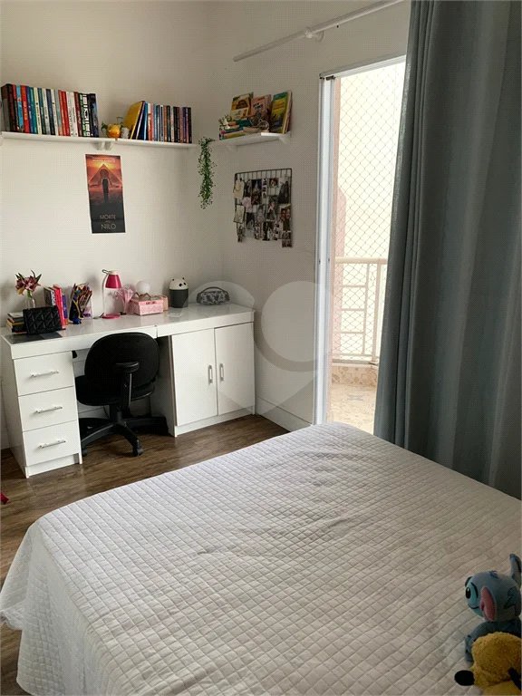 Sobrado com 3 quartos e garagem para 5 veículos.