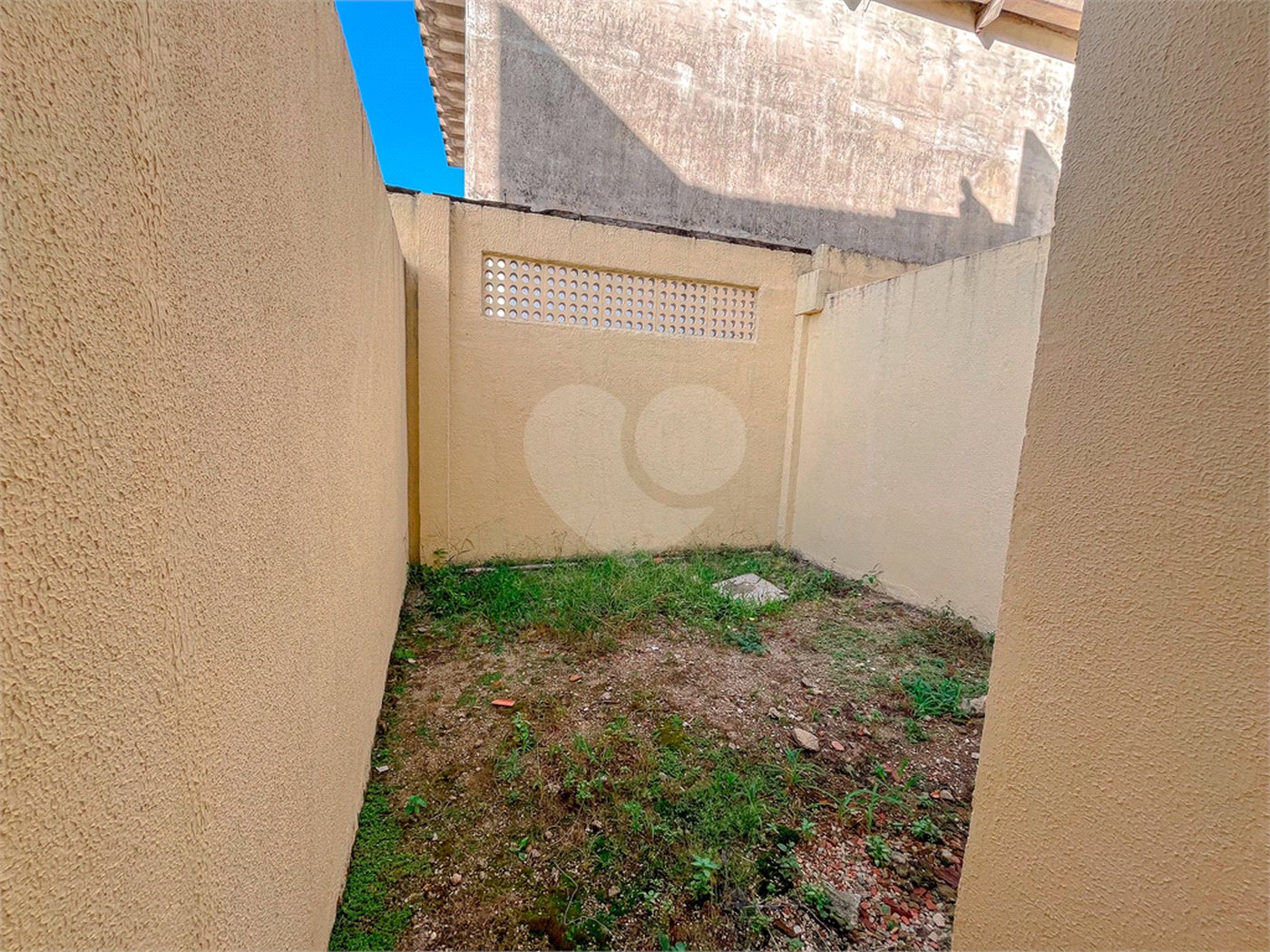 Casa à venda com 4 quartos, sendo 1 suíte, no condomínio Imperial Santa Cruz, Rio de Janeiro - RJ