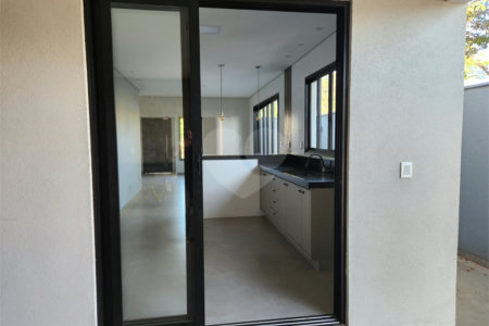 Casa à venda com 3 quartos, sendo 1 suíte, no condomínio Jd. Parque Alvorada, Araraquara - SP