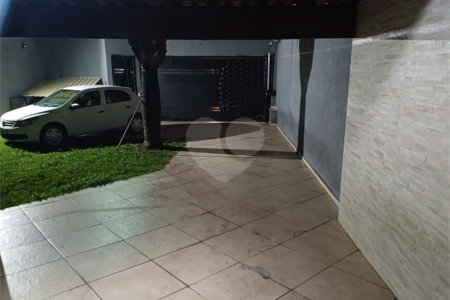 Sobrado à venda com 3 quartos em Calmon Viana, Poá, SP