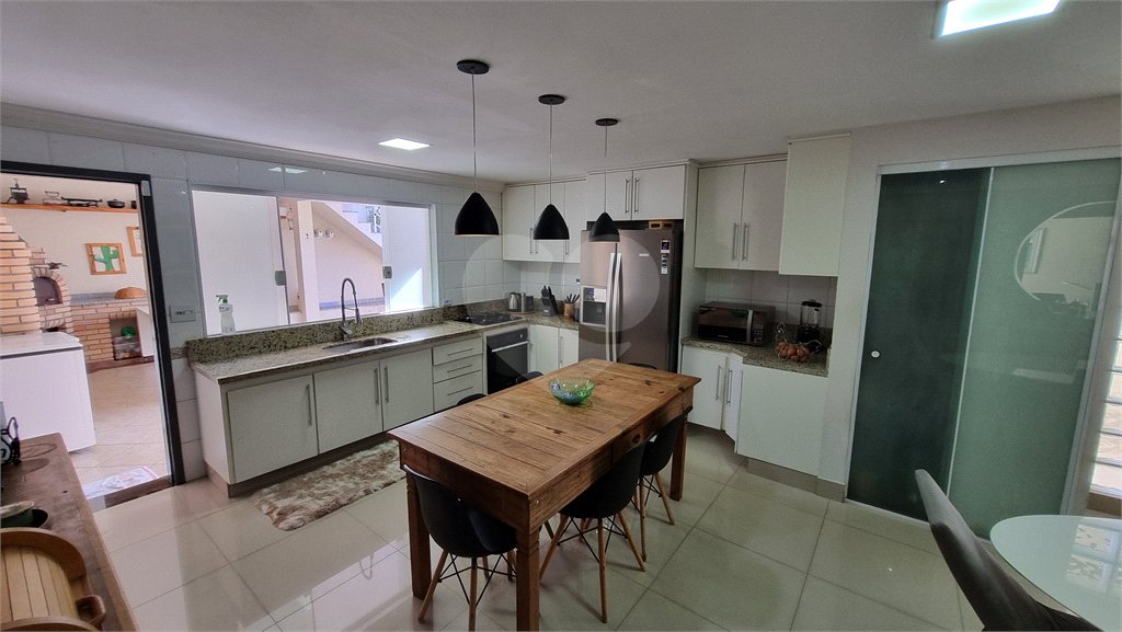 Sobrado à venda com 4 quartos, sendo 1 suíte, em Tremembé, São Paulo, SP