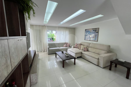 Casa à venda com 3 quartos, sendo 1 suíte, no condomínio Golden Village, Rio de Janeiro - RJ