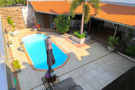 Casa à Venda no Santa Marta com 3 Suítes e Piscina