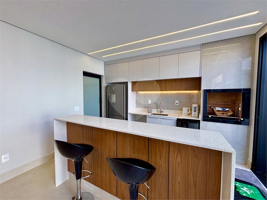 Indaiatuba - Sp - Condominio Maria Candida - R$ 2.250.000,00 - 3 suítes, sendo 1 master com closet e banheiro com duas cubas e dois chuveiros - Escritório - Piscina em Alvenaria aquecida e Hidro com Iluminação - Ar Condicionado instalado em todos os quartos, escritorio, sala e area gourmet