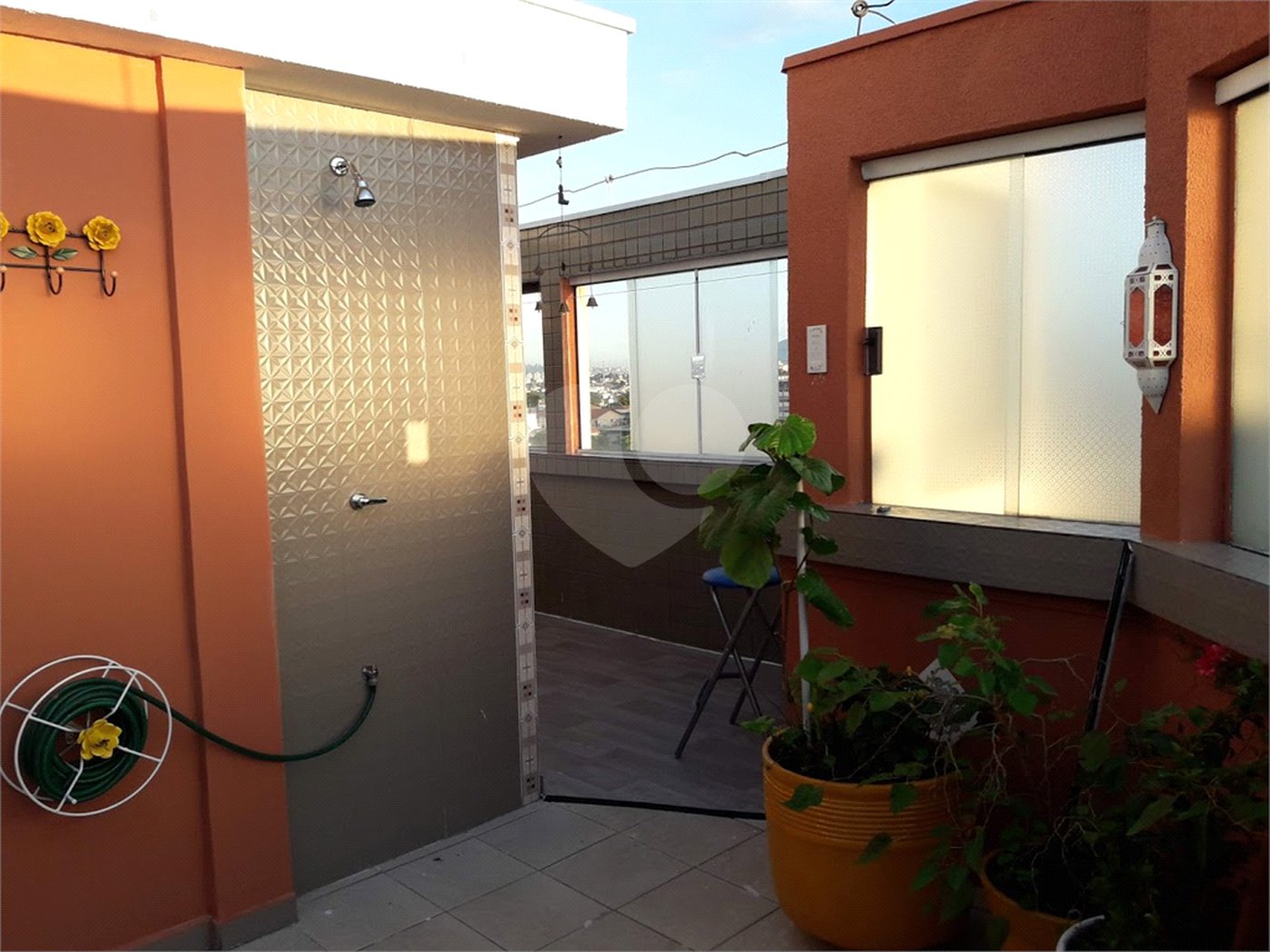 COBERTURA COM PISCINA E CHURRASQUEIRA NA CASA VERDE.