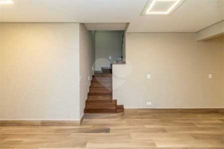 Casa à venda com 4 quartos, sendo 3 suítes, no condomínio Village Place, São Paulo - SP