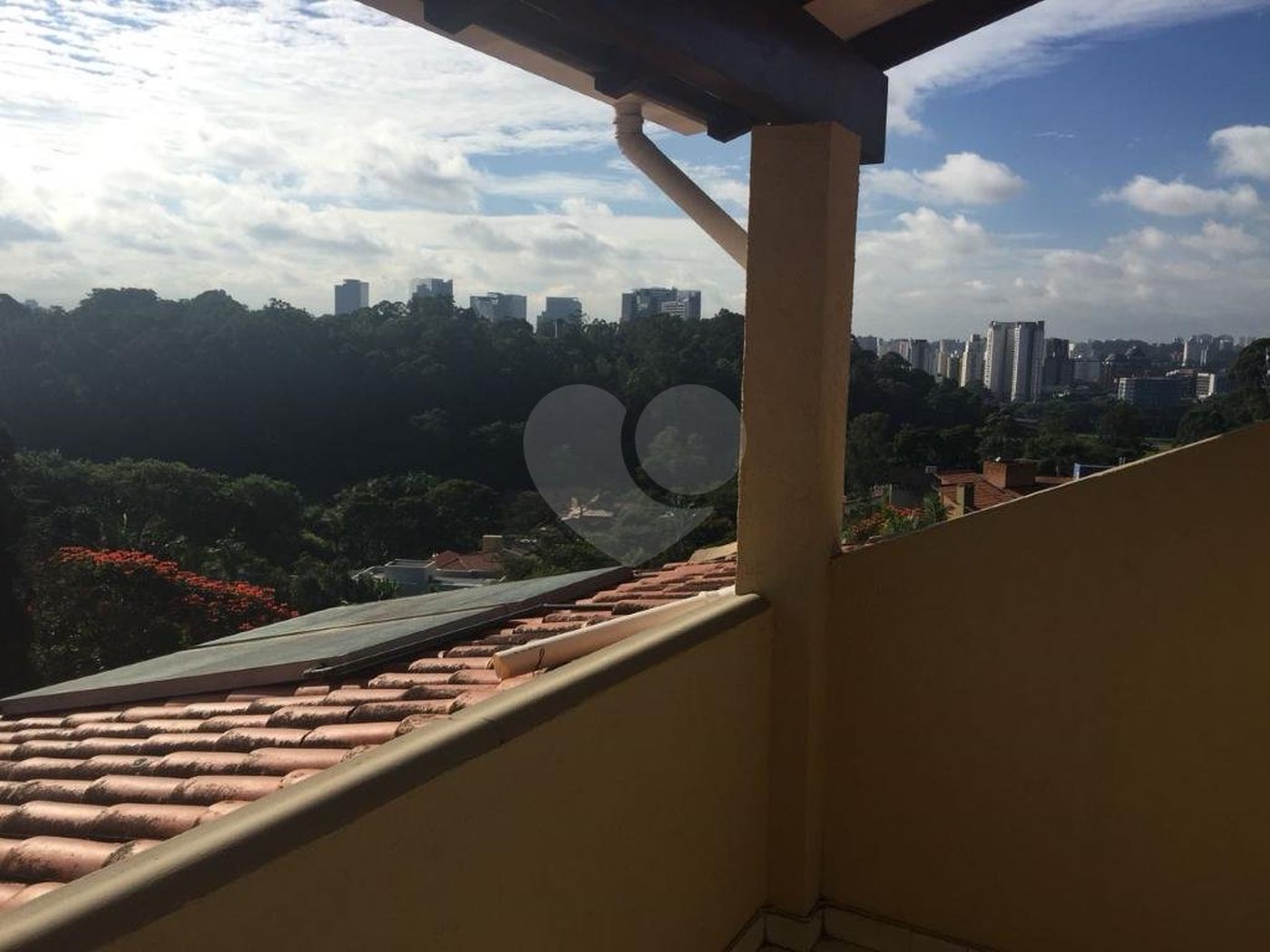 Casa à venda com 5 quartos, sendo 4 suítes, no condomínio Jardim Vitória Régia, São Paulo - SP