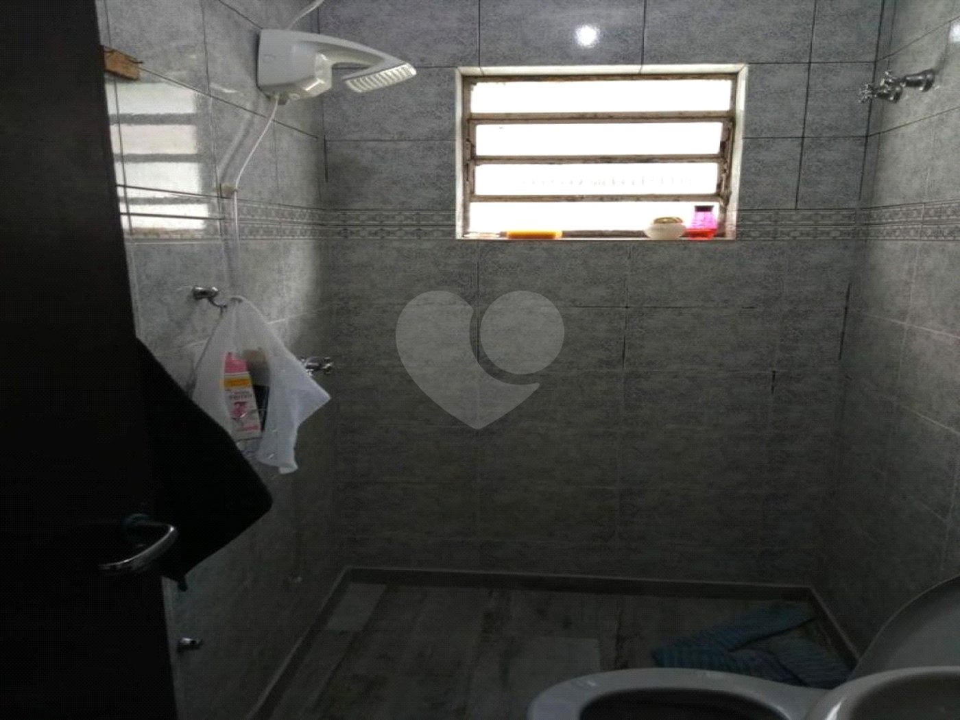 Ótimo sobrado, com amplo espaço interno (127m2), possuindo 03 dormitórios (01 suíte),