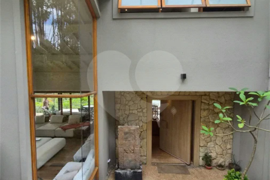 Casa em Condomínio de Alto Padrão no Suíça da Cantareira.