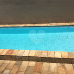 Casa térrea com piscina e 3 quartos.