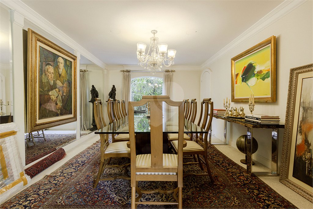 Casa à venda com 4 quartos, sendo 3 suítes, em Cidade Jardim, São Paulo, SP