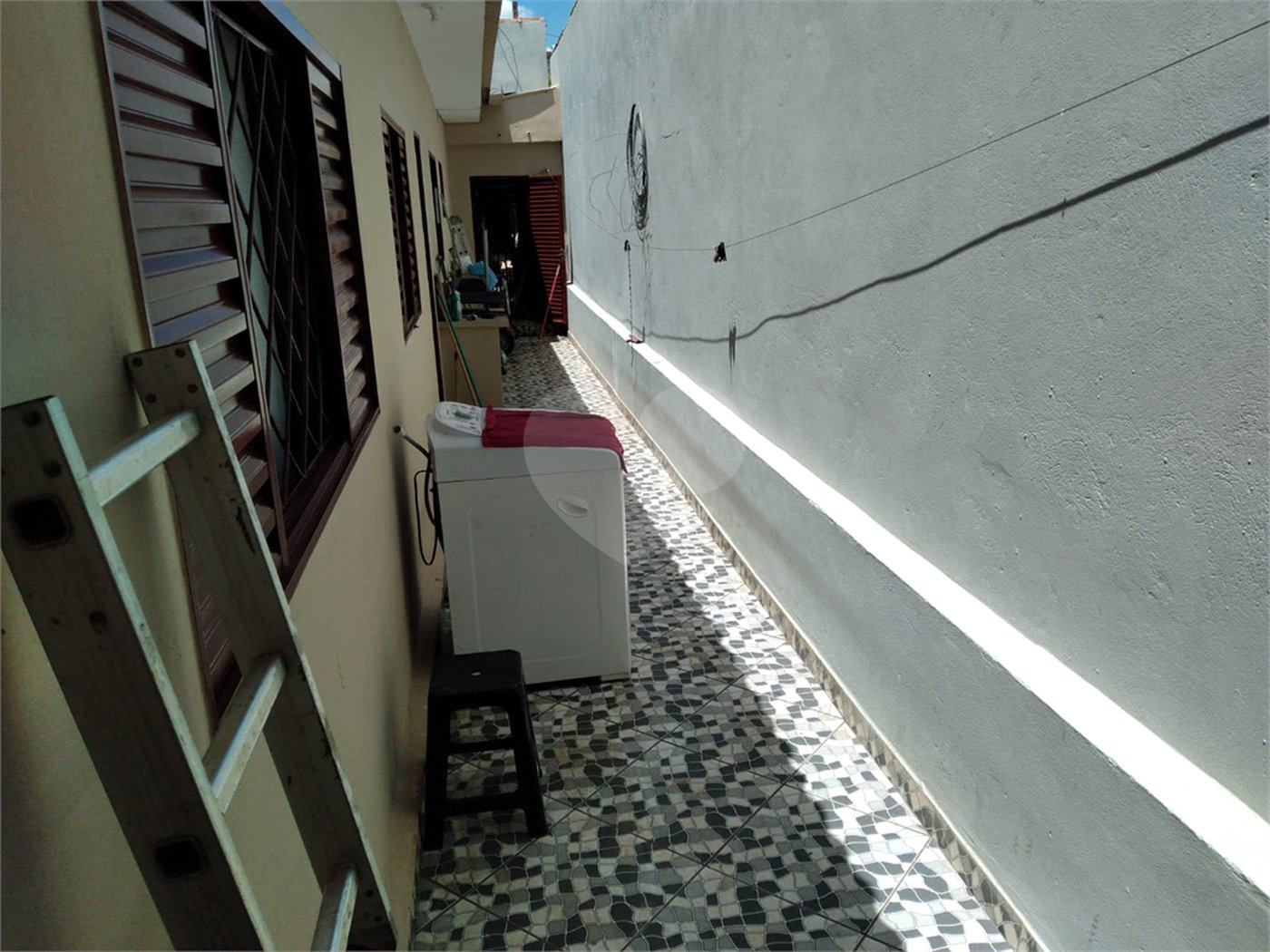 Casa térrea com 2 dormitórios, sendo 1 suíte.