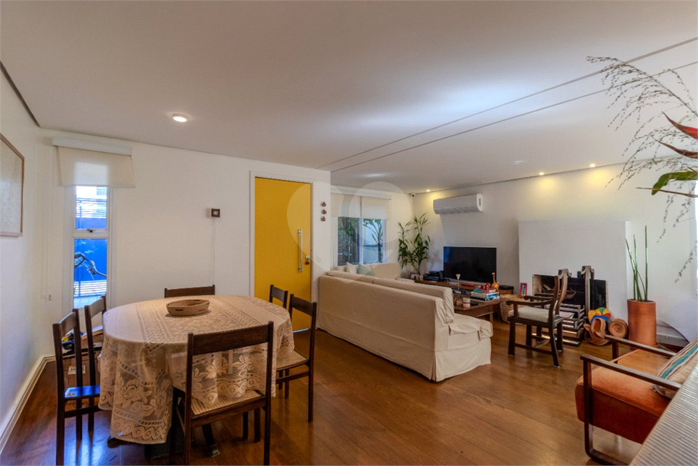 Sobrado à venda com 3 quartos, sendo 1 suíte, em Alto da Boa Vista, São Paulo, SP
