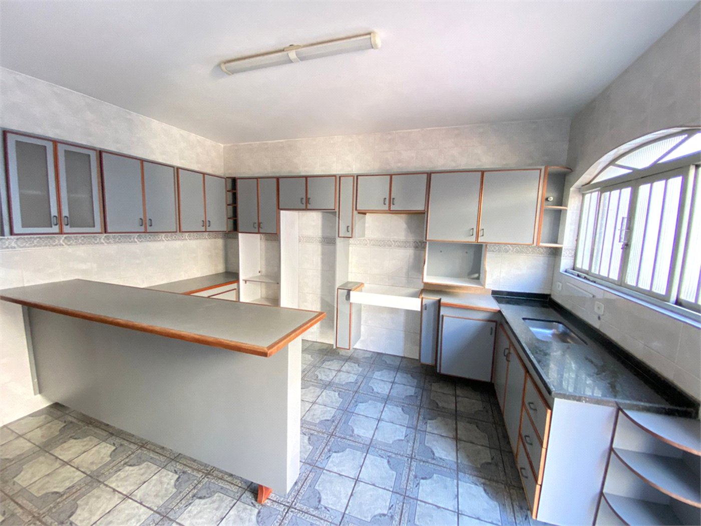Sobrado à venda com 4 quartos, sendo 1 suíte, em Jardim Medina, Poá, SP