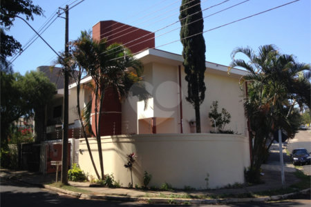 Sobrado a venda.