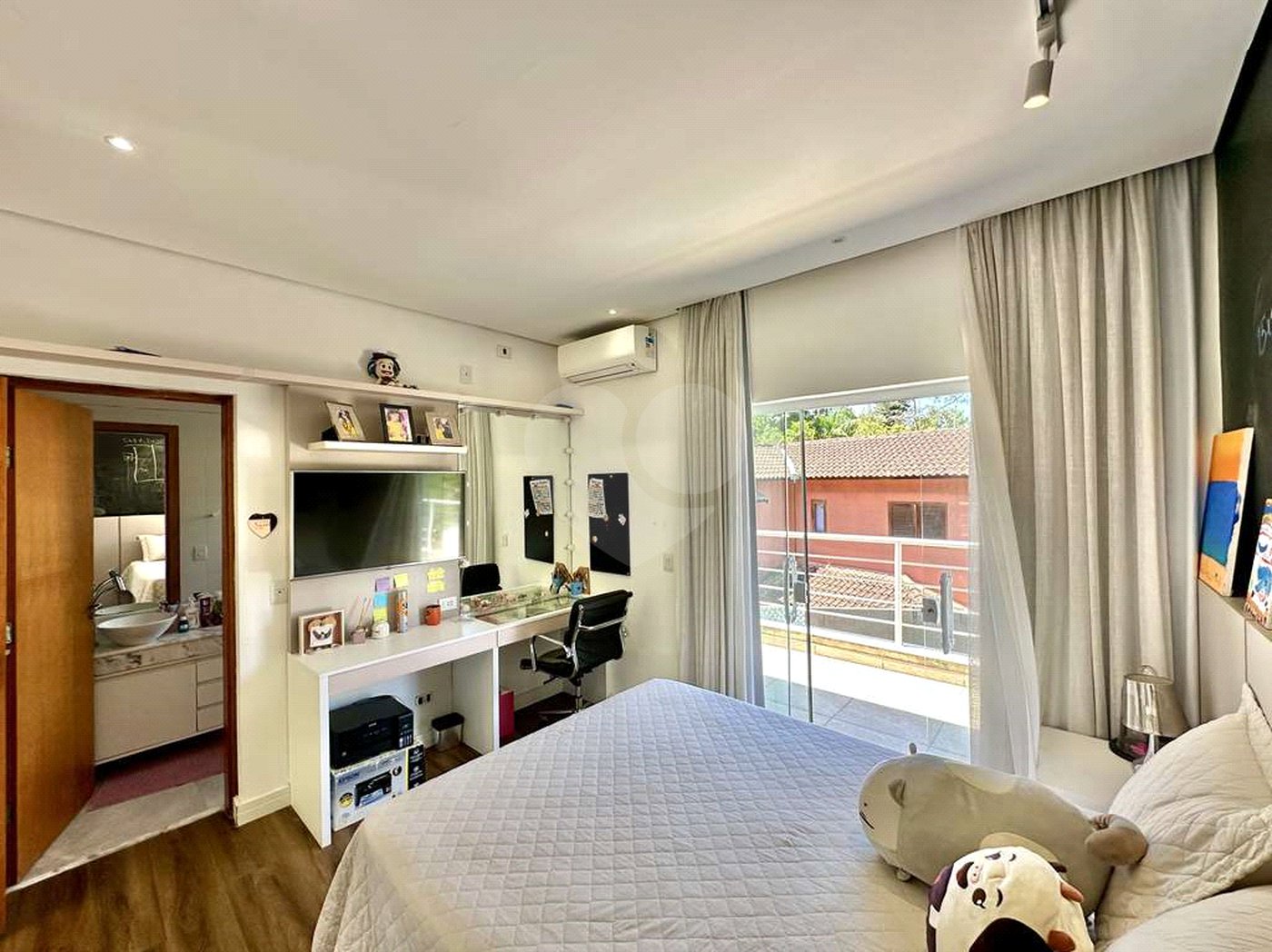 Casa à venda com 4 quartos, sendo 3 suítes, no condomínio Vilarejo, Carapicuíba - SP