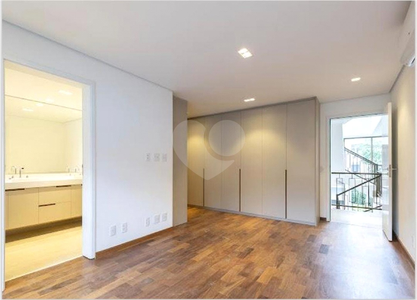 Casa à venda com 3 quartos, sendo 2 suítes, no condomínio Residencial Erika, São Paulo - SP