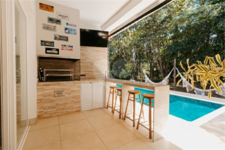 Casa à venda com 5 quartos, sendo 4 suítes, no condomínio Figueira Garden, Atibaia - SP