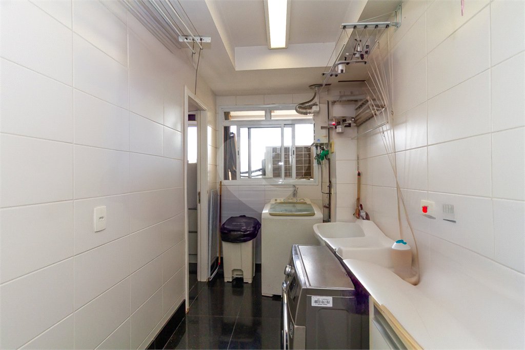Apartamento de Alto Padrão no Campo Belo para venda com porteira fechada, com 4 dormitórios suítes e 4 vagas com lazer de club.