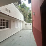 Casa em condomínio com 3 dormitórios, 01 suíte, garagem para 06 carros, área gourmet, piscina.
