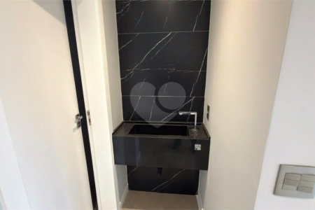 Sobrado de alto padrão no Swiss Park, totalmente reformado, com 4 suítes, piscina, elevador, espaço gourmet, 4 vagas e condomínio com lazer completo.