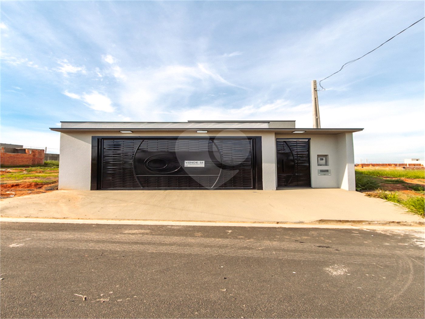 Indaiatuba- Jardim Bom Sucesso - Venda: R$ 765.000,00 - Área total: 150m² Área construída: 115m² - 3 dormitórios sendo 1 suíte com armário planejado; Cozinha integrada; Sala para dois ambientes; Banheiros com box gabinetes e espelhos; Área gourmet com churrasqueira a carvão e móveis planejados;