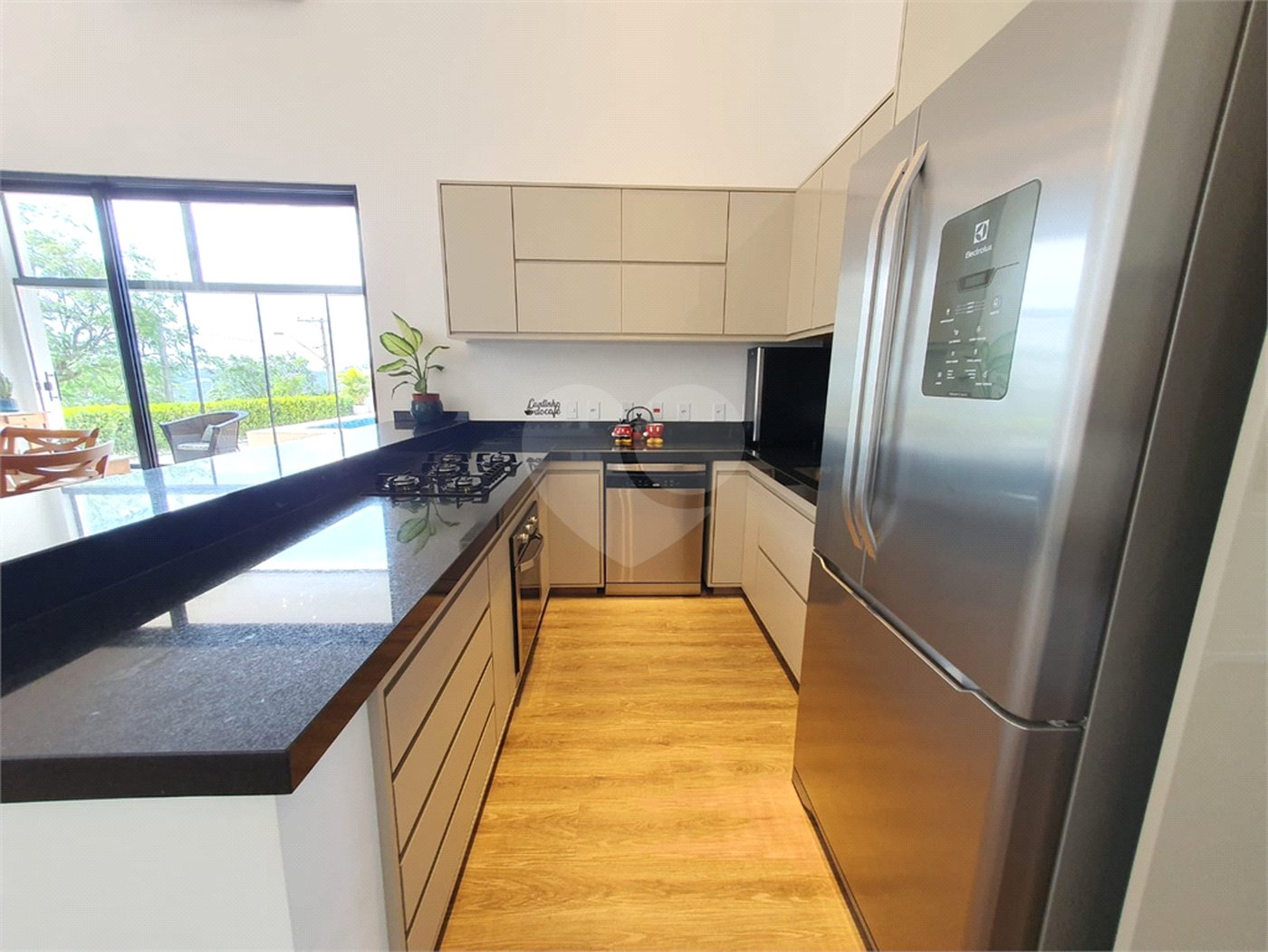 Casa à venda com 6 quartos, sendo 5 suítes, no condomínio Jardim Primavera, Louveira - SP