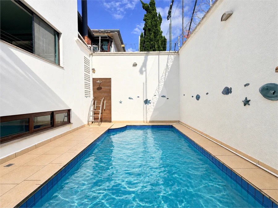 Casa à venda com 3 quartos, sendo 1 suíte, no condomínio Vila das Emboabas, São Paulo - SP