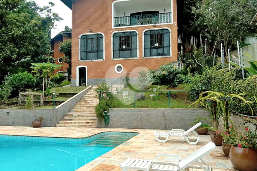Casa à venda com 5 quartos, sendo 4 suítes, em Roseira, Mairiporã, SP