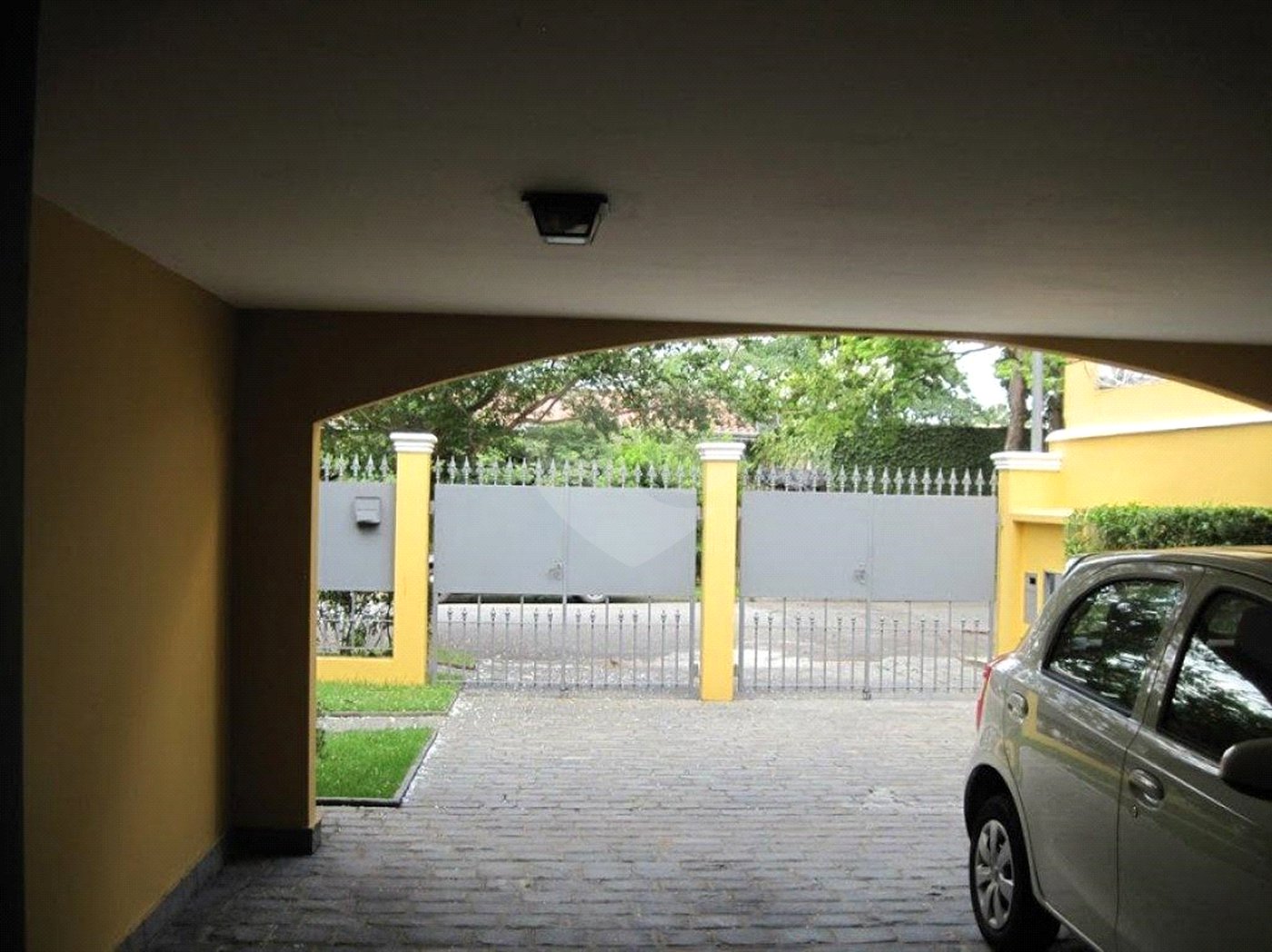 Casa à venda com 4 quartos, sendo 2 suítes,  em Jardim Leonor, São Paulo, SP