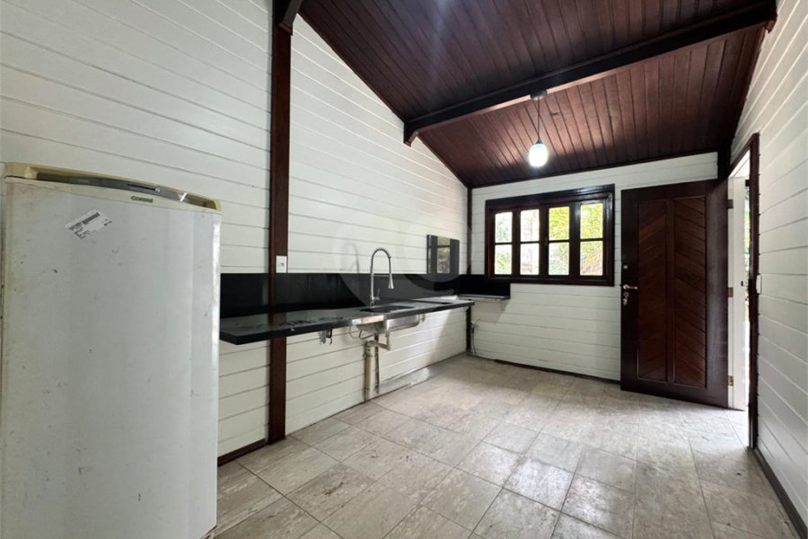Casa à venda com 5 quartos, sendo 2 suítes, no condomínio Sausalito, Mairiporã - SP