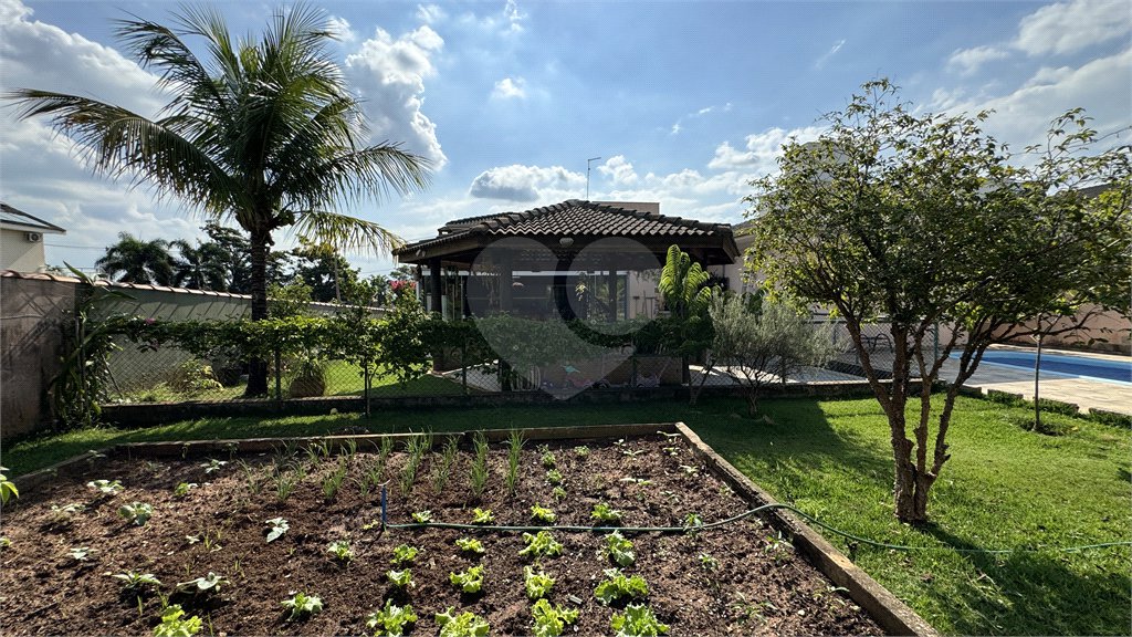 Casa à venda com 4 quartos, sendo 3 suítes, no condomínio Terras de Mont Serrat, Salto - SP