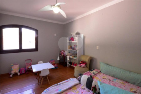 Casa com 4 Dormitórios sendo 1 suíte, com 3 Vagas