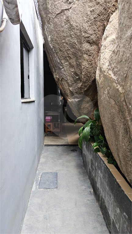 Casa à venda com 3 quartos, sendo 2 suítes, no condomínio Vale Encantado, Rio de Janeiro - RJ