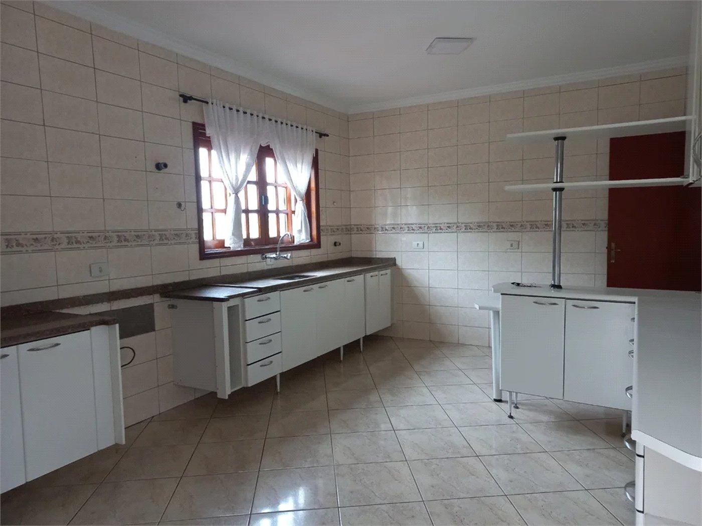 Sobrado à venda com 4 quartos, sendo 3 suítes,  em Cidade São Francisco, São Paulo, SP